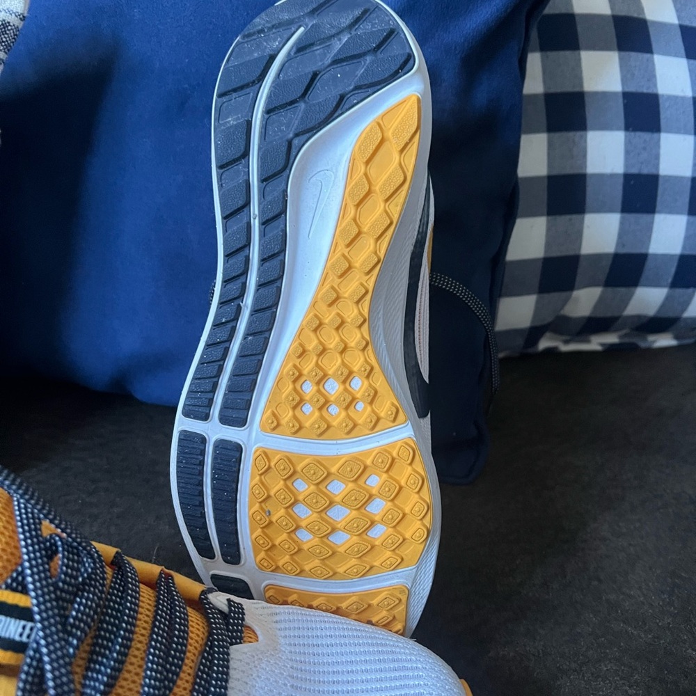 Nike Pegasus WVU Mountaineer Shoes - Picture 6 of 10